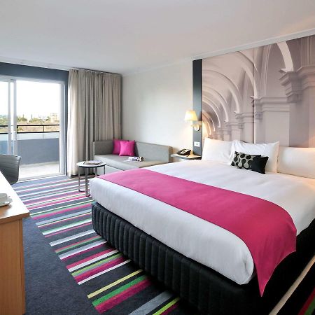 Mercure Melbourne Treasury Gardens Exterior photo