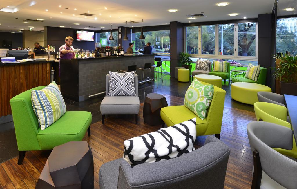 Mercure Melbourne Treasury Gardens Exterior photo