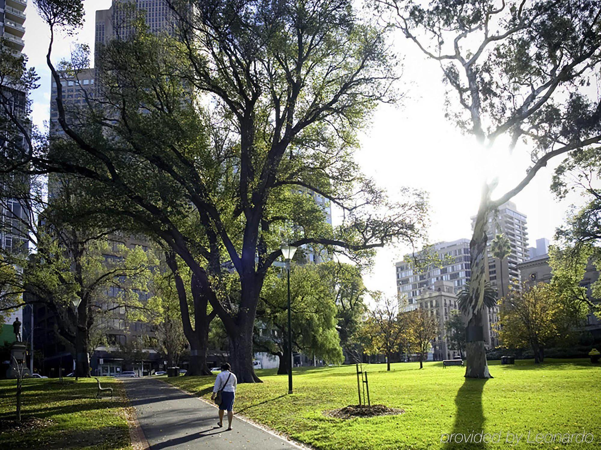 Mercure Melbourne Treasury Gardens Exterior photo