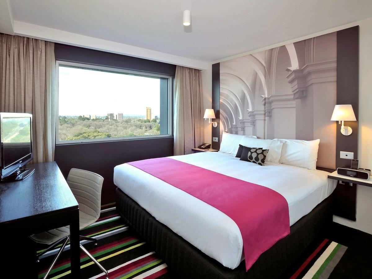Mercure Melbourne Treasury Gardens Exterior photo