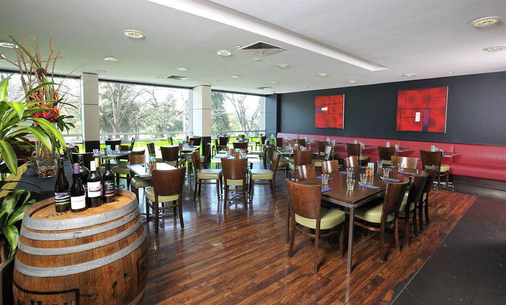 Mercure Melbourne Treasury Gardens Restaurant photo